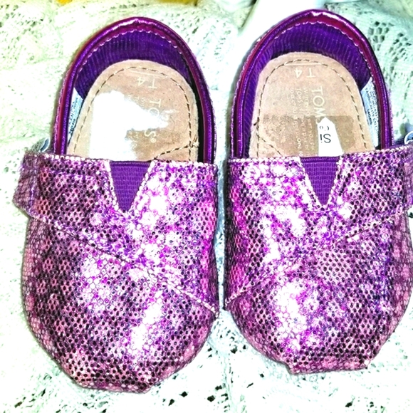 TOMS - Picture 2 of 7